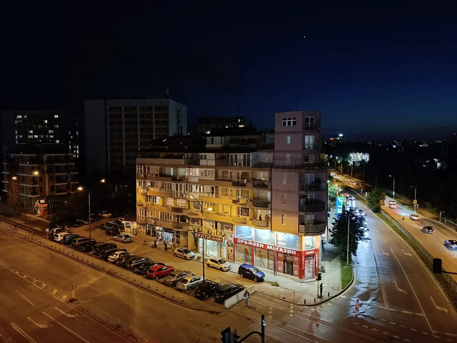 نمونه عکس ریلمی ۱۱ پرو با دوربین اصلی در نور شب با حالت شب خودکار