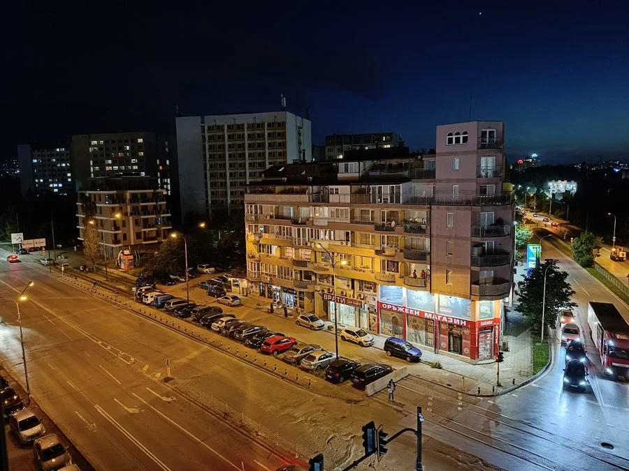 نمونه عکس ریلمی ۱۱ پرو با دوربین اصلی در نور شب با حالت شب 