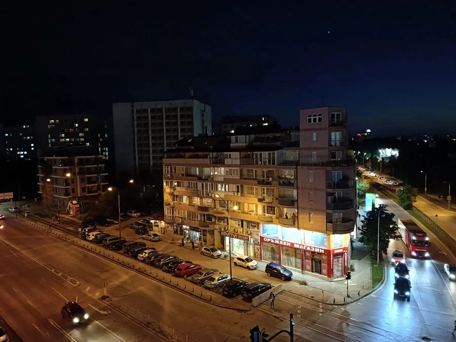 نمونه عکس ریلمی ۱۱ پرو با دوربین اصلی در نور شب بدون حالت شب 