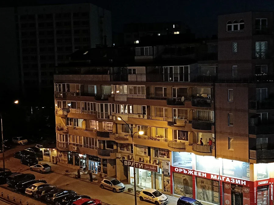 نمونه عکس ریلمی ۱۱ پرو با دوربین اصلی در نور شب با زوم ۲ برابر