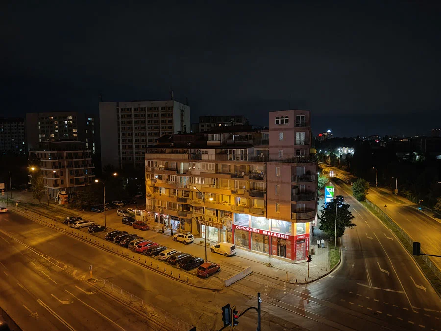 نمونه عکس ناتینگ فون ۲ در شب با حالت شب دوربین اصلی