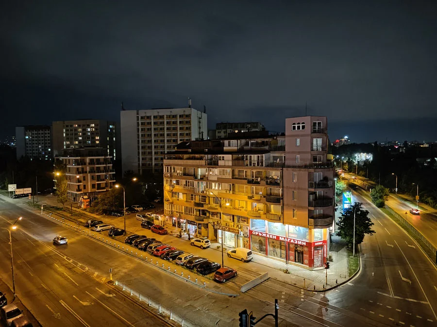 نمونه عکس دوربین اصلی ناتینگ فون ۲ در شب بدون حالت شب