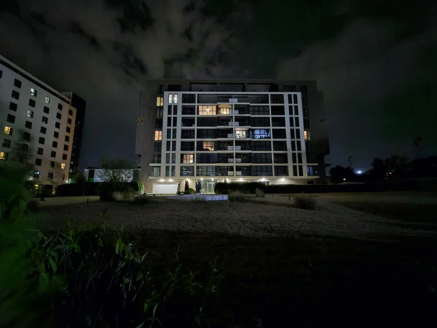 نمونه عکس دوربین اولترا واید فولد ۵ در نور ضعیف و با حالت شب
